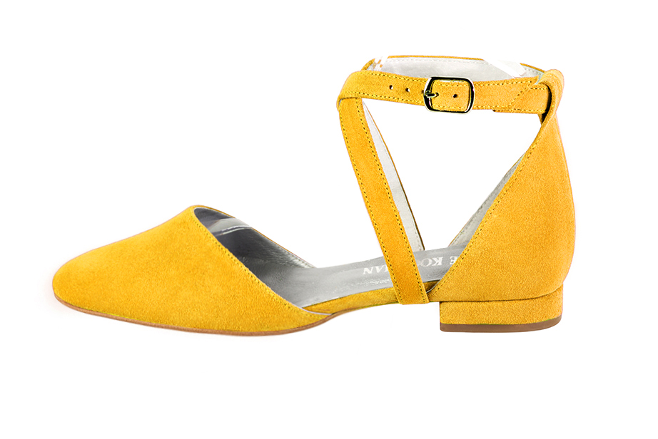 Yellow women's ballet pumps, with flat heels. Round toe. Flat block heels. Profile view - Florence KOOIJMAN